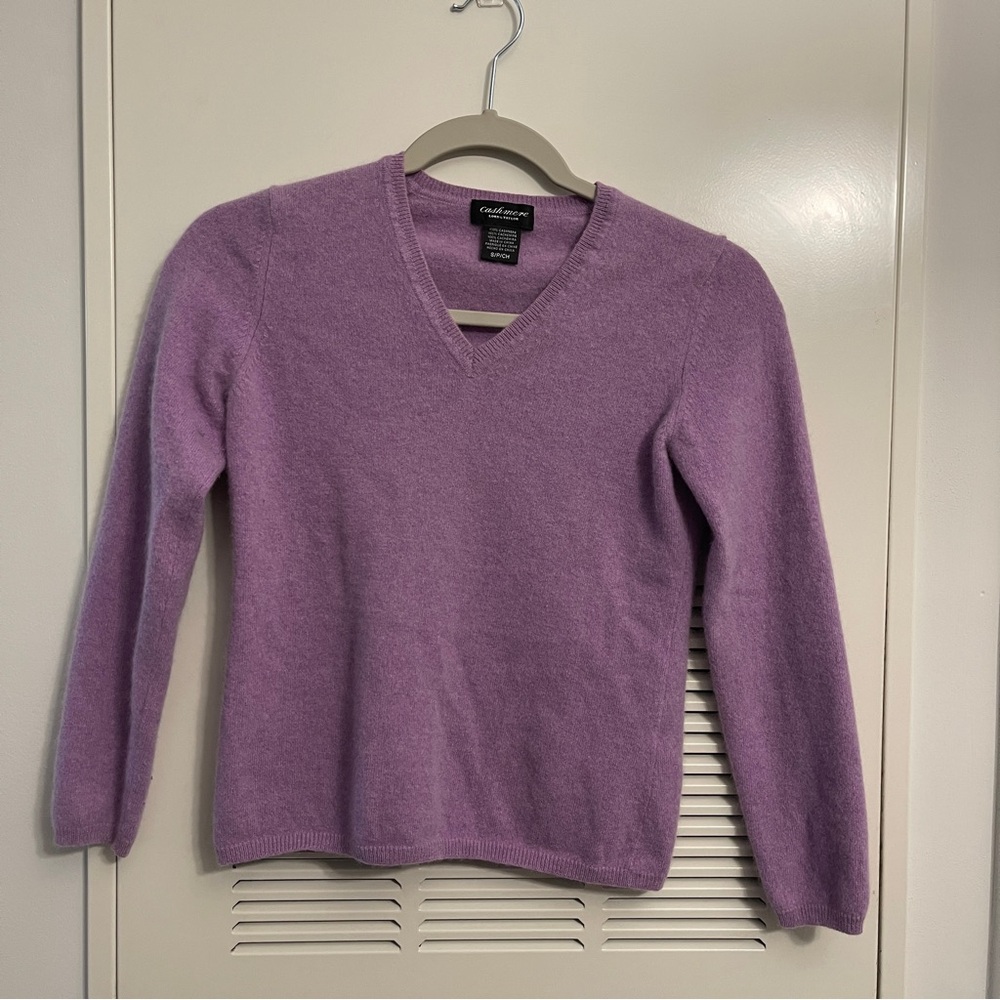 Lord & Taylor Cashmere Sweater V-Neck Classic Fit Quiet Luxury Lavender